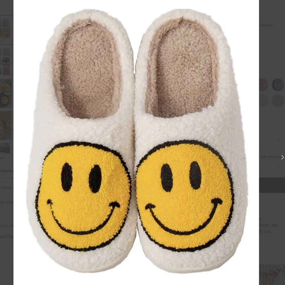 😄😄Smiley Face Slippers😃😃 PERFECT PRESENT